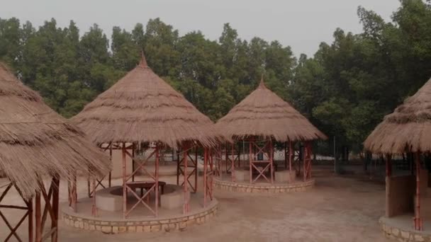 Voando Aéreo Através Férias Thatched Edifícios Mehrano Wildlife Refuge Kotdiji — Vídeo de Stock