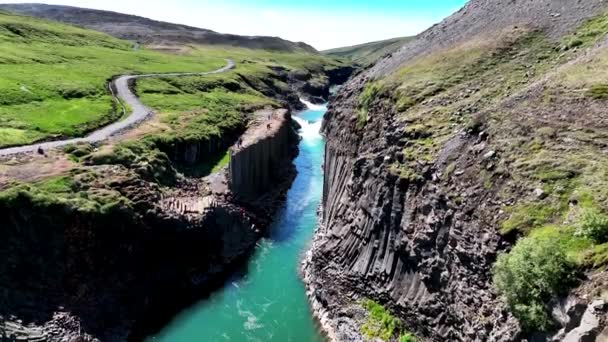 Drone Desce Colunas Basalto Studlagil Canyon Leste Islândia Tiro Aéreo — Vídeo de Stock