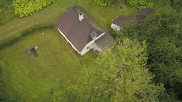 Luftaufnahme Des Ferienhauses Das Von Grünen Bäumen Umgeben Ist Aufstieg — Stockvideo