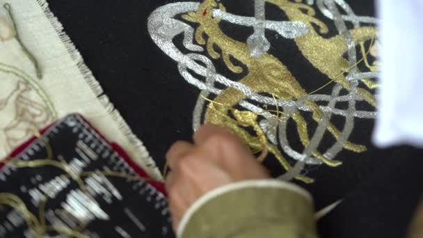 Σκανδιναβικό Μεσαιωνικό Κεντήματα Γυναίκα Κάνει Ράμματα Χρυσό Και Ασημί Νήμα — Αρχείο Βίντεο