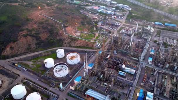 Vista Órbita Aérea Refinería Tanques Almacenamiento Petróleo Complejo Industrial Concn — Vídeos de Stock