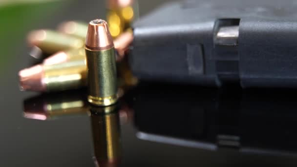 Macro Vue Des Balles 9Mm Dans Chargeur Pistolet Tournant — Video