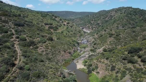 Images Aériennes Drones Survolant Des Montagnes Regardant Une Rivière — Video
