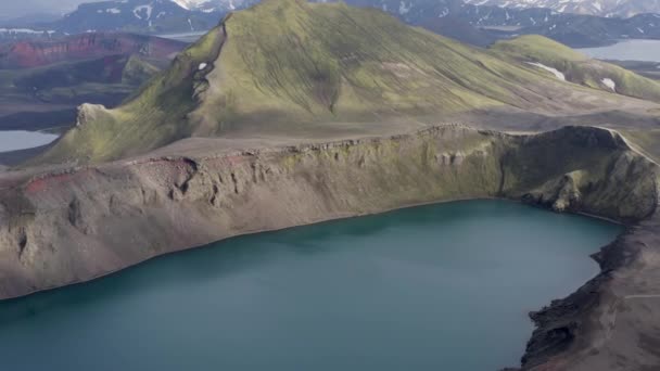 冰岛高地Fjallabak自然保护区的Blahylur火山口湖 Hnausapollur 空中无人机后撤 — 图库视频影像