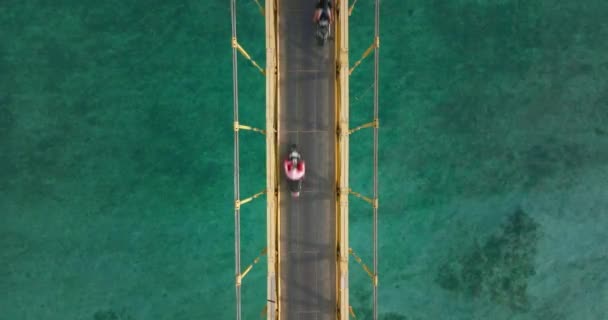 Scooters Menyeberang Jembatan Kuning Dengan Air Pirus Bawah Atas Stasioner — Stok Video