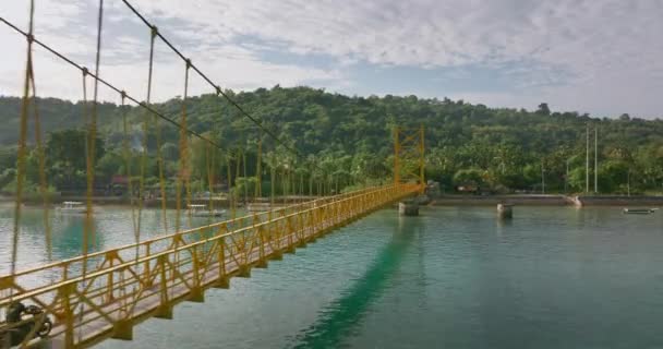 Jembatan Kuning Antara Nusa Lembongan Dan Nusa Ceningan Skuter Mengemudi — Stok Video