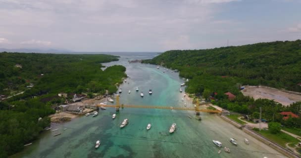 Jembatan Kuning Menghubungkan Nusa Lembongan Dan Nusa Ceningan Laguna Pirus — Stok Video