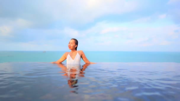 Feliz Mulher Exótica Piscina Infinita Com Horizonte Mar Tropical Fundo — Vídeo de Stock