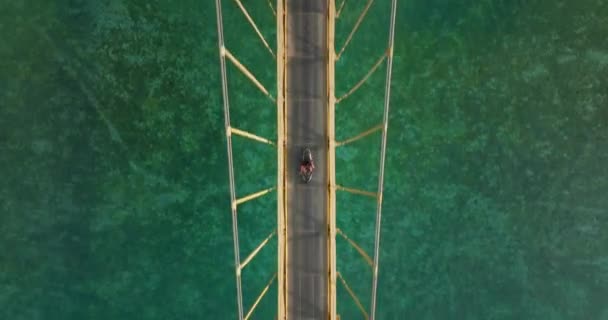 Setelah Penyeberangan Skuter Jembatan Kuning Terkenal Nusa Penida Atas Bawah — Stok Video