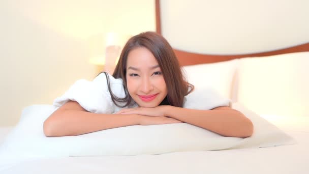 Büyük Rahat Bir Yatakta Karnının Üstünde Yatarken Gülümseyen Tatlı Bir — Stok video