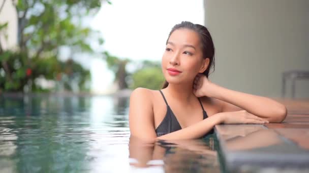 Havuzun Kenarında Gevşeyen Çekici Bir Kadının Yakın Çekimi Başlık Alanı — Stok video