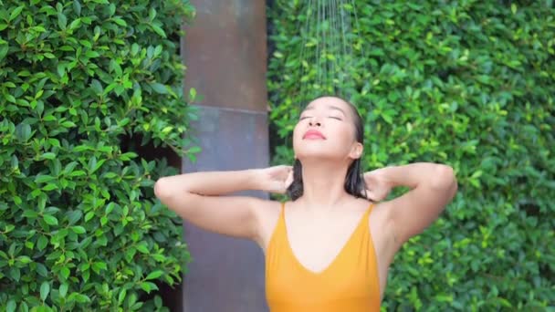 Atrakcyjna Kobieta Stroju Kąpielowym Bierze Prysznic Przy Basenie Zmyć Zabarwienie — Wideo stockowe