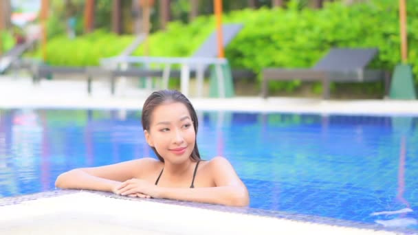 Sexy Modelo Feminino Exótico Piscina Resort Tropical Olhando Para Câmera — Vídeo de Stock