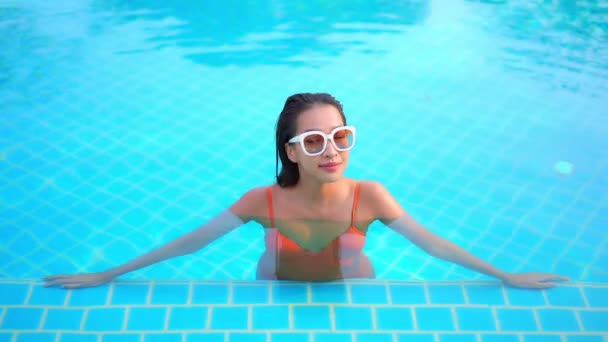 Osamělá Exotická Žena Tropické Dovolené Těší Modrém Bazénu Vody Pomalý — Stock video