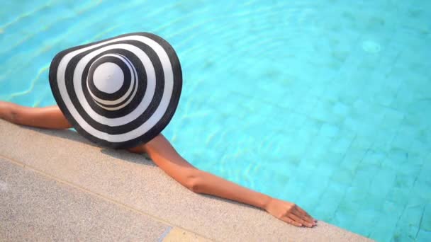 Lavish Lifestyle Concept Back View Female Floppy Hat Swimming Pool — 비디오