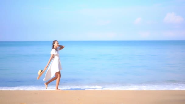 Mulher Atraente Vestido Branco Com Chapéu Mão Andando Praia Areia — Vídeo de Stock