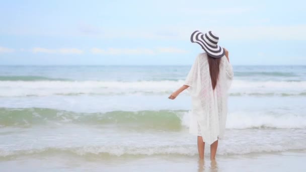 Uma Jovem Mulher Encobrimento Fica Costas Para Câmera Enquanto Surf — Vídeo de Stock