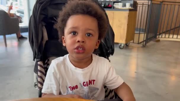 Rozkošný Exotický Evropský Africký Dvouleté Dítě Netrpělivý Pro Jeho Zmrzlina — Stock video
