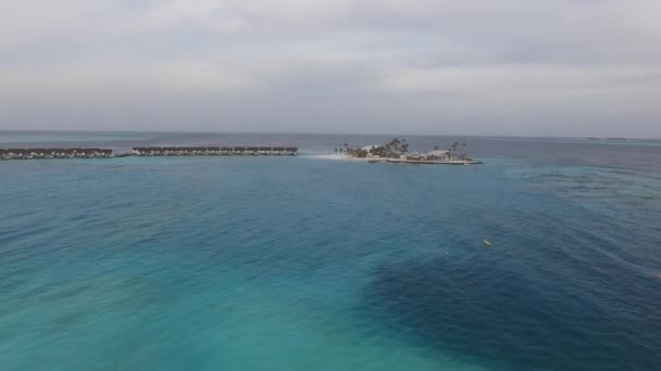 Drone Shot Maldives Island Middle Ocean Water Villas Full — Vídeo de stock