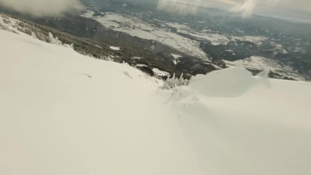 Bliskość Schodząca Szczytu Góry Dronem Fpv Prawdziwa Prędkość Zima Dużo — Wideo stockowe