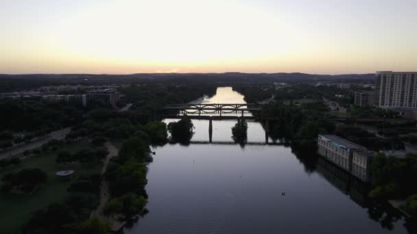 从空中俯瞰奥斯汀科罗拉多河上的桥梁 美国德克萨斯州的黄昏生机勃勃 — 图库视频影像