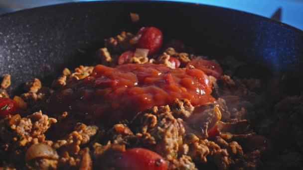 Despejando Molho Tomate Para Moer Turquia Com Tomate Cereja Cozinhando — Vídeo de Stock