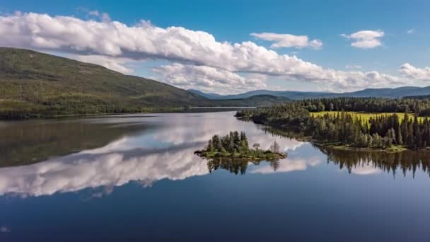 Plan Hyperlapsus Nuages Déplaçant Dessus Une Île Sur Lac Réfléchissant — Video