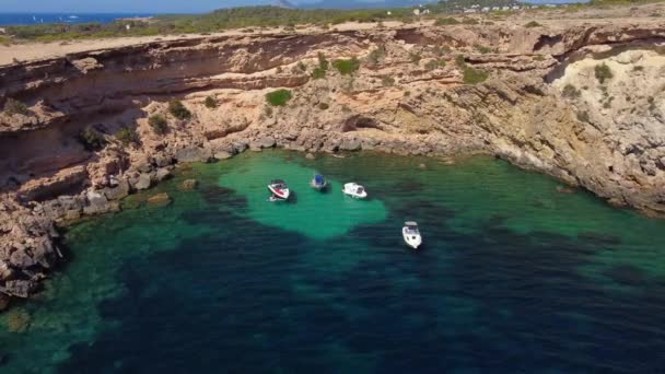 Лодки Бухте Изумрудной Зеленой Водой Потрясающий Вид Воздуха Полет Панорама — стоковое видео