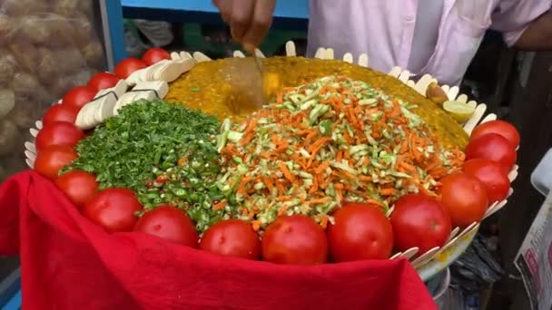 コルカタの有名なググニ チャットやひよこ豆のカレーを売っている男のクローズアップ インド — ストック動画