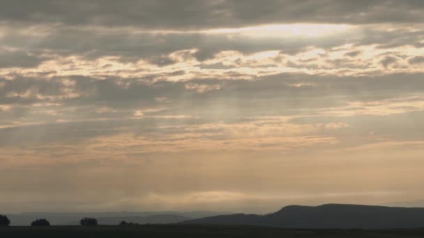 Timelapse Dawn Light Rays Shining Beautiful Landscape Fields Countryside Hills — Wideo stockowe