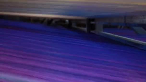 カーペット工場 カーペット生産 織機のための合成カラフルな糸 抽象的な背景 織物工場で機織り織機の糸ラインを糸 — ストック動画