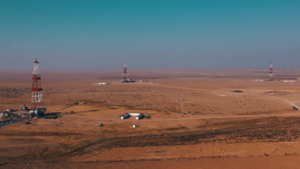 砂漠探査フィールドにおける天然ガス掘削リグの空中ビュー — ストック動画