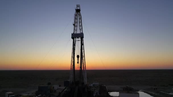 Natural Gas Oil Rig Well Working Sunset Exploring Gas — Stock Video