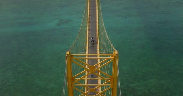 Atas Jembatan Nusa Lembongan Kuning Dengan Penyeberangan Skuter Jembatan Cinta — Stok Video