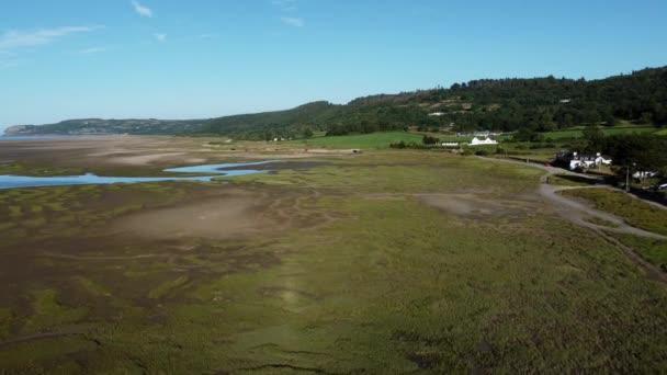 Flygfoto Omvänd Traeth Coch Natursköna Salt Sumpmark Landsbygd Erosion Vid — Stockvideo