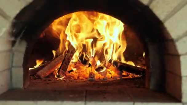 Płonący Ogień Wewnątrz Ceglanego Pieca Pizzy Opalanego Drewnem — Wideo stockowe