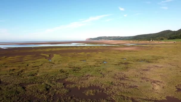 Luftaufnahme Traeth Coch Malerische Walisische Salzwiesenmoorlandschaft Bei Sonnenuntergang — Stockvideo