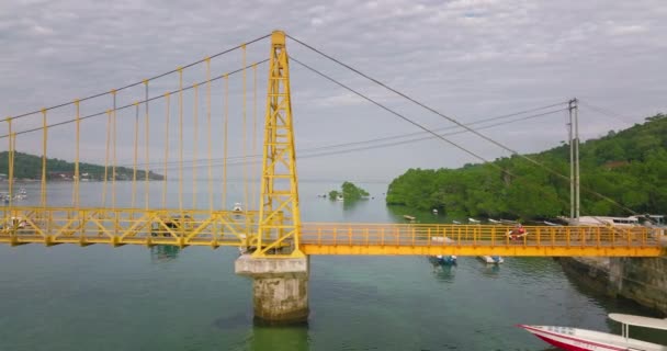 Бічний Вид Знаменитий Знаковий Жовтий Висячий Міст Островах Нуса Перехід — стокове відео
