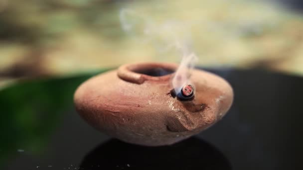 Καπνός Τεντρίνια Αργή Κίνηση Μετά Από Μια Λάμπα Πετρελαίου Πηλό — Αρχείο Βίντεο