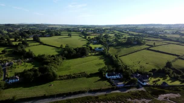 Luftaufnahme Traeth Coch Pentraeth Ackerland Rollende Grüne Landschaft Mit Ferienhäusern — Stockvideo