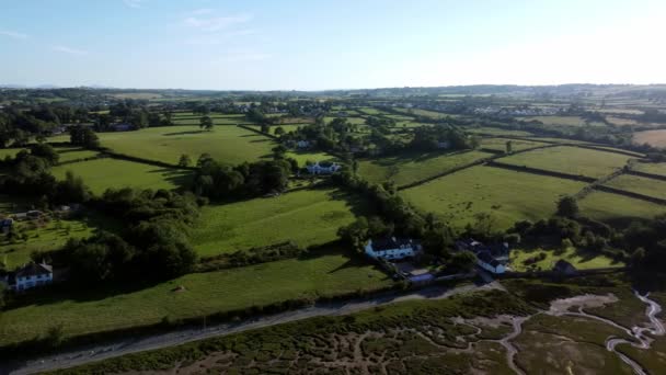 Luchtfoto Uitzicht Baan Traeth Coch Pentraeth Landbouwgrond Platteland Met Vakantiehuisjes — Stockvideo