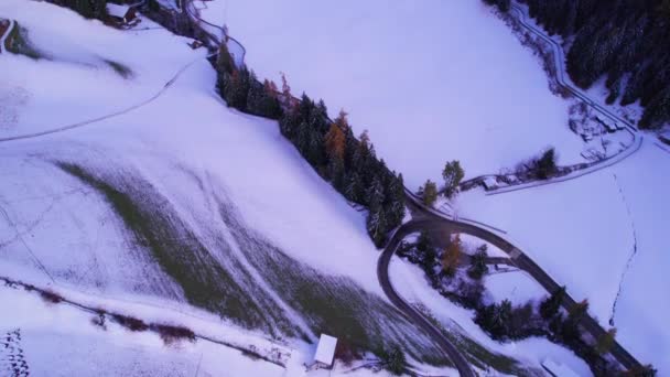 ドロミテ山脈の冬の白い谷の聖ヨハネ教会 — ストック動画