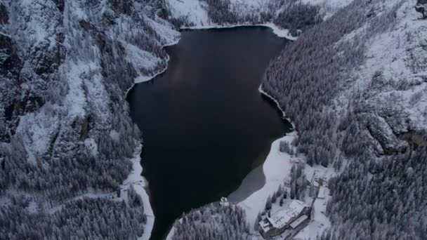 Lake Braies Winter Tijdens Zonsopgang Verborgen Tussen Dolomieten Bergtoppen Antenne — Stockvideo