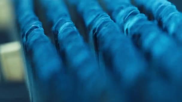 Primer Plano Del Hilo Algodón Que Teje Una Fábrica Textil — Vídeo de stock