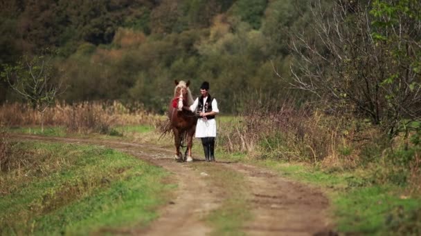 Romeno Trajes Tradicionais Caminha Lado Cavalo — Vídeo de Stock