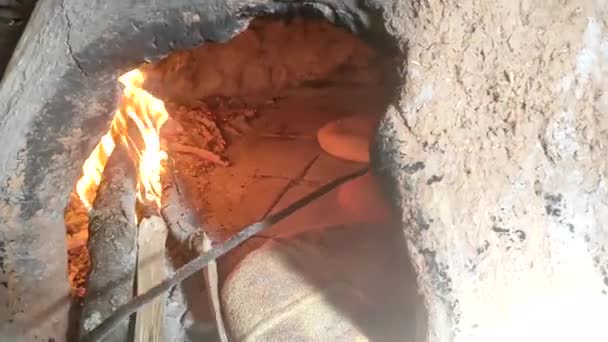 Brood Traditionele Wijze Bakken Een Houtoven Plat Brood Wordt Vloer — Stockvideo