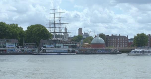 Zonnige Drukke Pier Aan Theems Greenwich Londen Cinematic — Stockvideo