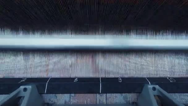 カーペット工場 カーペット生産 織機を織るための合成糸 ラグ織りと綿の織機で電子ドライブ — ストック動画