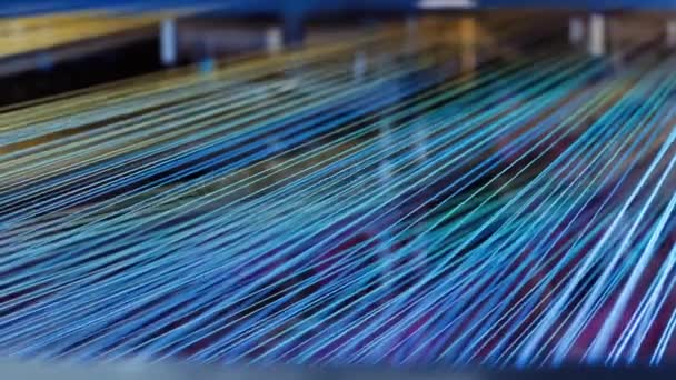 Tekstil Fabrikasındaki Dokuma Tezgahındaki Iplik Çizgileri Kırmızı Sarı Iplikli Tekstil — Stok video