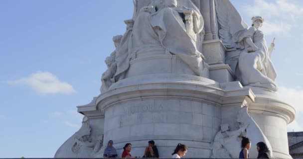 バッキンガム宮殿とヴィクトリア記念館を通過する観光客と車 ロンドン イギリス Cineatic Royal British — ストック動画